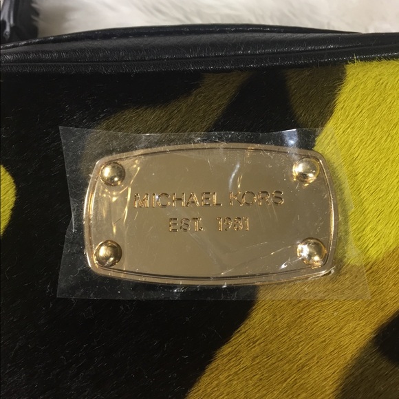 🌷New Price Cut🌷NWT MichaelKorsLemon Crossbody🌷 - Picture 2 of 8